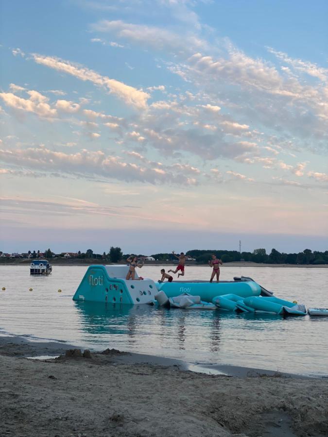 Luxus Cube Ferienhaus Chalet Am See Mit Schwimmbad In Lathum Nl Екстериор снимка