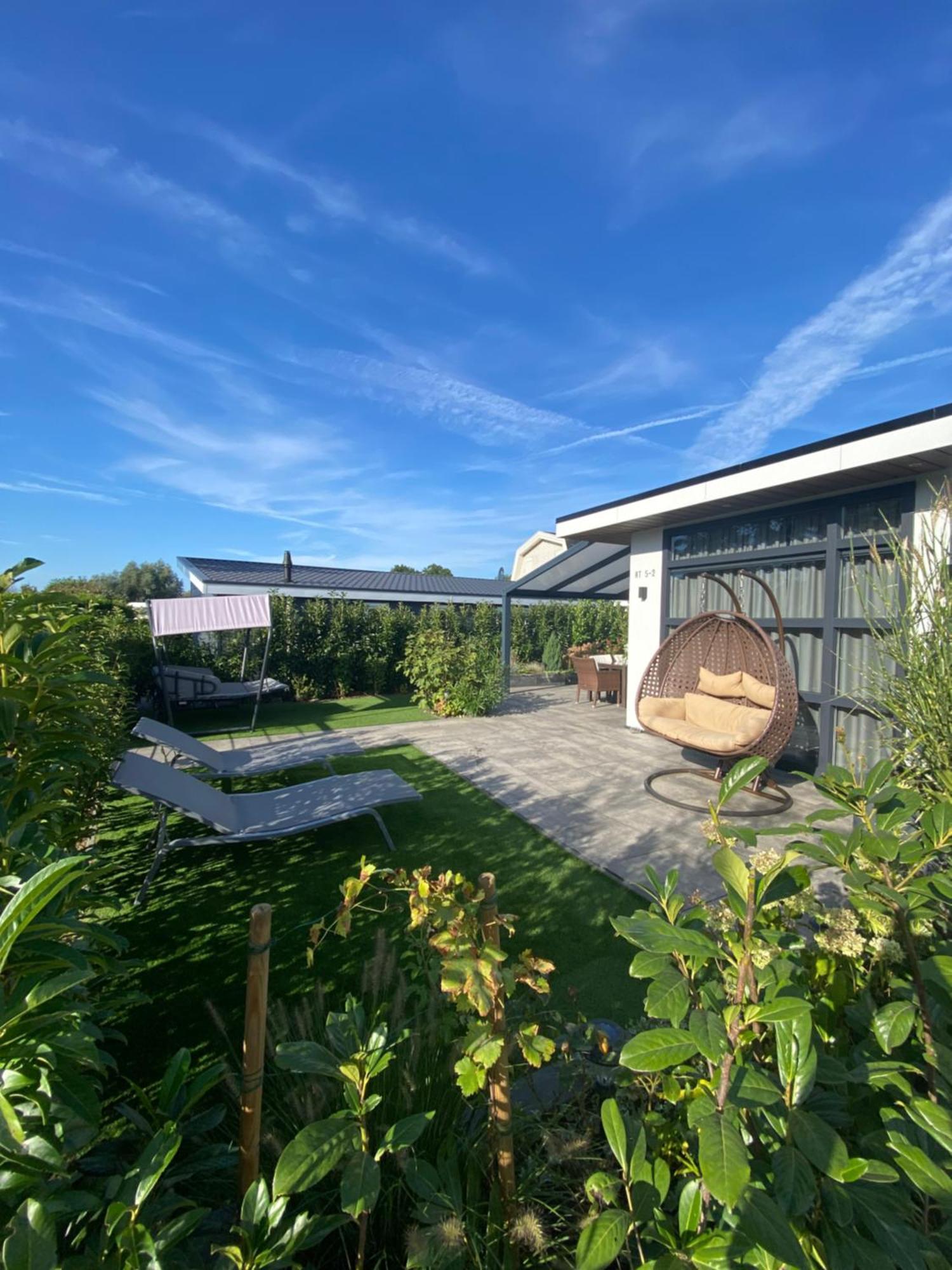 Luxus Cube Ferienhaus Chalet Am See Mit Schwimmbad In Lathum Nl Екстериор снимка